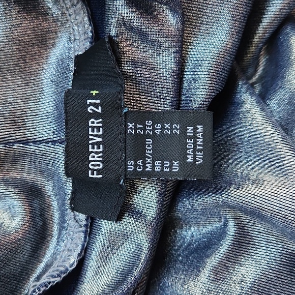 Forever 21~ Silver Metallic Mock Neck Top Size 2X - Picture 6 of 6